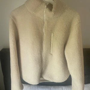 teddy jacka - Jätte mysig teddyjacka från Ginatricot i mycket bra skick! Storlek xs, 350kr🥰