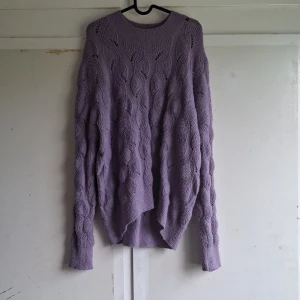 Ljuslila stickad tröja från KappAhl - Säljer en superfin ljuslila stickad tröja från KappAhl. Den har ett snyggt vågigt mönster och är riktigt mysig och varm. Perfekt för höst och vinter! Tröjan har långa ärmar och en rund halsringning. Den är i storlek M och nopprig enligt bild.  💜