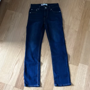 Levi’s Jeans oanvändna - Storlek 12a, passar dig som är 168 - 172. Säljer pga stora för mig. Aldrig användna. Sänkt priset grovt för att ingen köper så 100kr