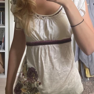 Topp - Jätte söt topp med knytband där bak. Passar S/XS