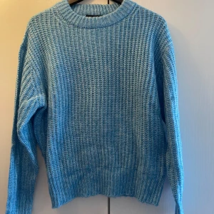 Stickad tröja  - Stickad tröja i mycket gott skick 