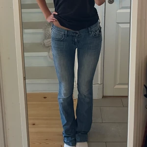 True religion jeans - Säljer ett par supersnygga vintage lowrise bootcut true religion jeans i storlek 25. De är lite slitna på baksida benen längst ner.