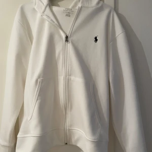 Ralph Lauren zip Hoodie  - Storleken är S men passar lika bra om inte bättre på M. Helt oanvänd 10/10 skick. Säljer eftersom den inte passade. Köpt på 🐼❗️