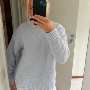 Blå stickad tröja zara - Så sött stickad tröja. Kommer ej till andvänding ❤️köpte för 399. Säljer för 150 kr. Skriv för frågor