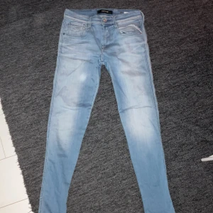 Replay jeans - Ljusblåa Replay Anbass jeans i perfekt skick, köpta för 1400 kr. Ganska ovanliga och även Nice detaljer. 