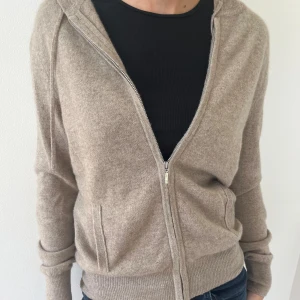 Soft Goat cashmere zip-tröja - BARA ANVÄND TVÅ GÅNGER  Helt som ny!  Beige färgad  Cashmere  Jättefin! 