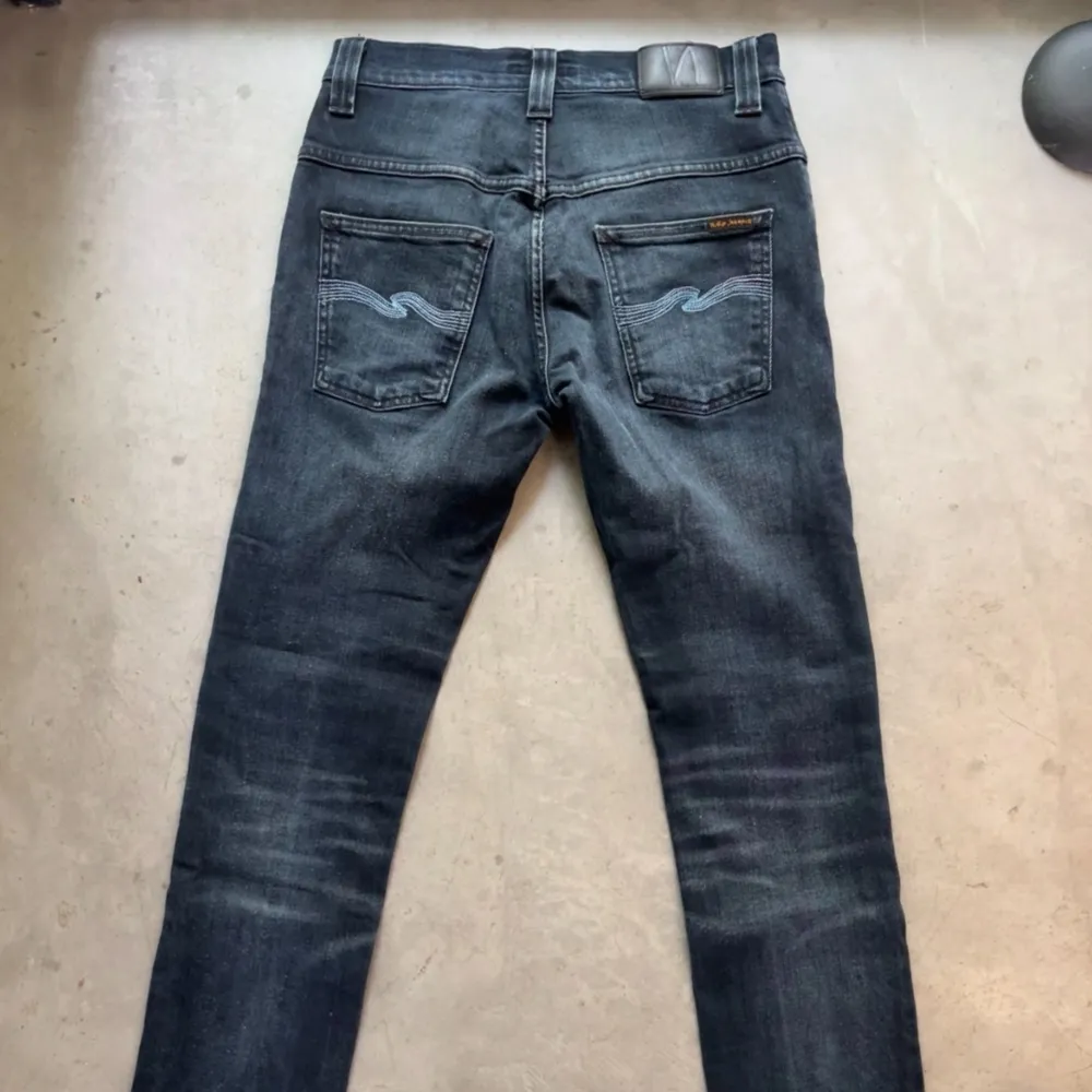 Tja säljer dessa riktigt snygga nudie jeans i modellen Thin Finn (slim fit) i storleken W29 L32 i en riktigt snygg mörkblå färg om ni har fler frågor kring jeansen så hör av er👍🏽😃. Jeans & Byxor.