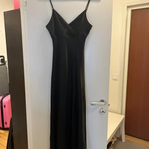 Svart långklänning  - Elegant klänning som går hela vägen ner på smalbenet på mig (1.68cm) lång är jag. Passar även S. 