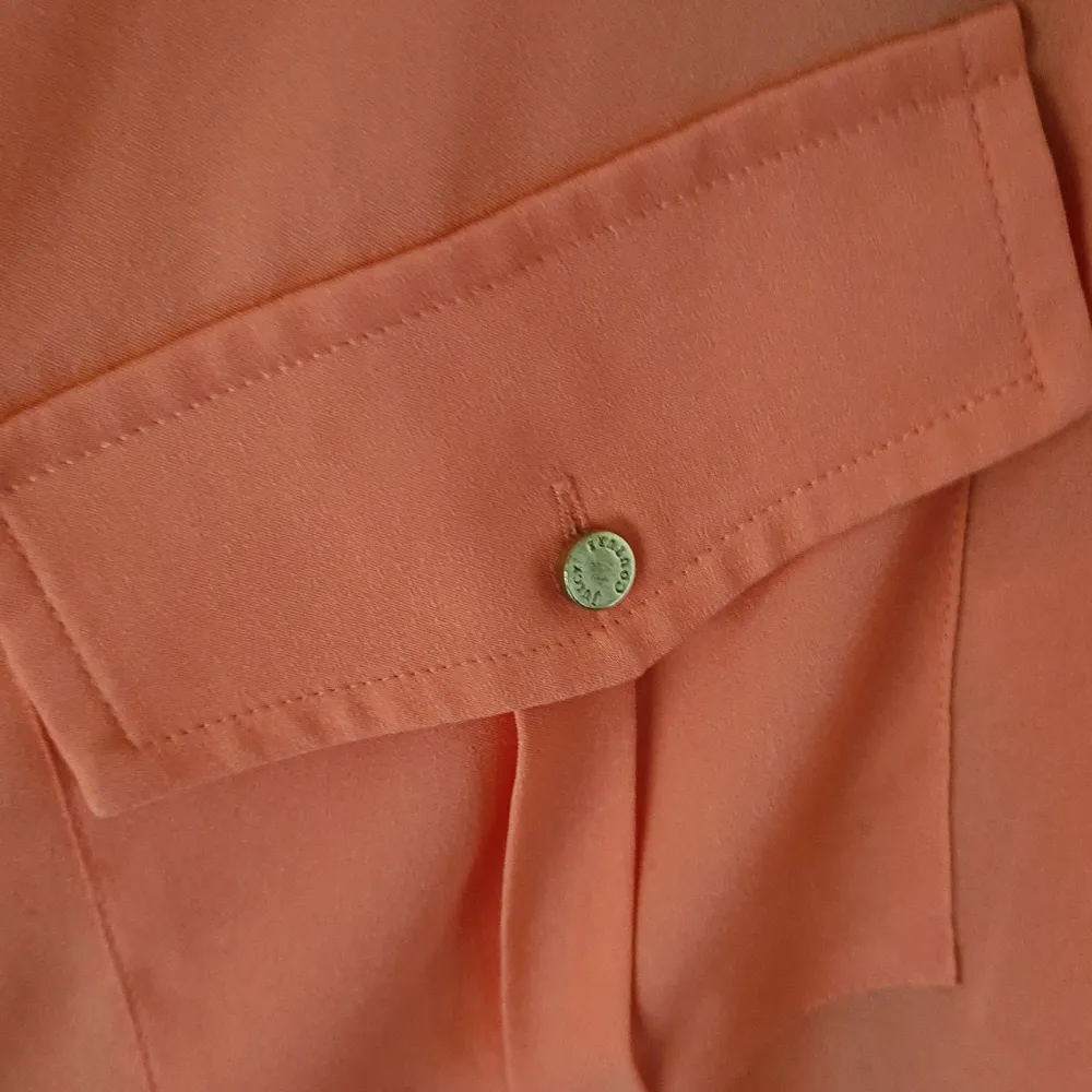 Orange blus från juciy couture XS Vid snabb affär 100kr . Blusar.