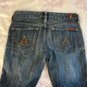 Low waist bootcut jeans - Från 7 for all mankind. De är tyvärr för små för mig. Har ingen stretch. Stl 26. Midjemått 38cm. Innerbenslängd 78 cm. Lite slitna längst ner 💞