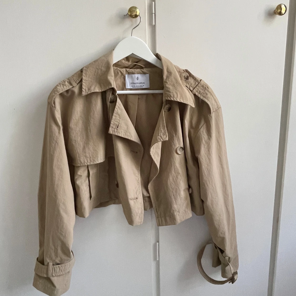 Beige croppad jacka från Stradivarius