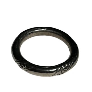 Vintage silver bangle  - Vintage bangle i silver i viktorians stil   Lätt att bära   Har inte silver stämpel   #00s #00sfashion #2000 #70 #70S #80 #80s #90s #Bunda #Kelnes #Marskinéliai #Pantaloni #Tricou #aesthetic #alt #alternative #archive #avantgarde #baggy #baggy