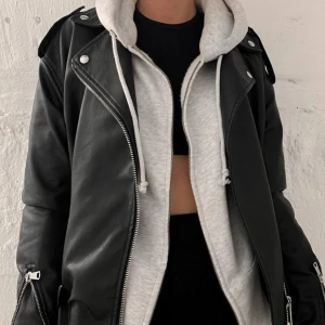 Oversized skinnjacka från Missguided  - Boyfriend modell i denna fina skinnjackan! Storlek 34 men ganska oversized så beroende på hur man vill ha den passar den mellan 32-36💕Använd men i väldigt fint skick, inga defekter eller likande! 