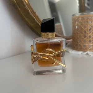 Ysl libre intense - Ysl libre intense parfym, använd väldigt lite!! Luktar supergott, köpt för 830kr🩷