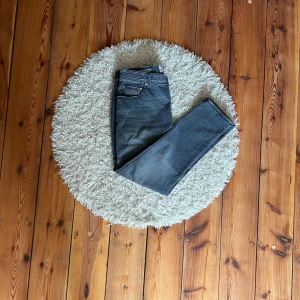 JACOB COHËN JEANS - Tjena säljer nu mina Jacob cohen jeans. Fick precis hem dom men dom var för små. Storlek 34.  Köpta för 1199 mitt pris 950.  Skick 9/10. INGA BYTEN!  Tveka inte att höra av er vid funderingar. 🥂