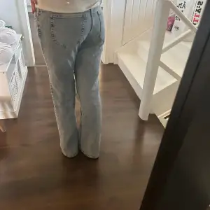 Säljer mina low waist jeans, jag vet inte vilken storlek det är då kappen är borta men skulle säga 38 ❤️