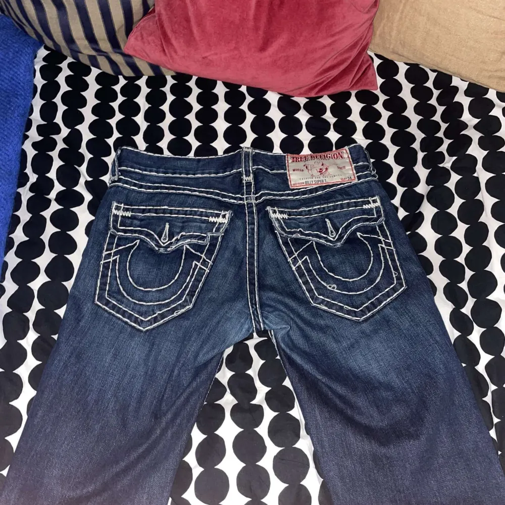 Feta true religion byxor med W32. Var tidigare bootcut men har sytts in, annars bra skick. Jeans & Byxor.