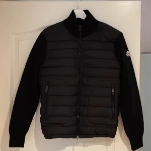 Moncler Cardigan - En moncler cardigan i storlek S, perfekt nu till hösten. Väldigt bra skick med lapparna kvar. Köp gärna men tar även emot byten. Hör av er vid eventuella frågor! 🤩