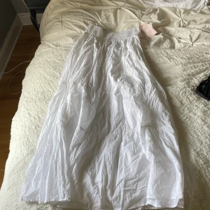 Långkjol - Långkjol från Nelly. Lappen sitter kvar. Glömde den hemma när jag skulle ha den så aldrig använd. 