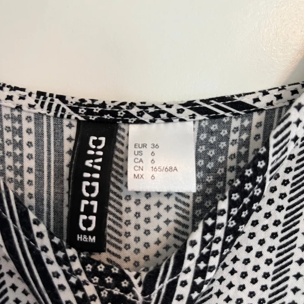 Säljer en superfin svartvit byxdress från H&M Divided. Den har ett coolt randigt och prickigt mönster som ger en unik look. Byxdressen är ärmlös och perfekt för sommardagar. Den är i storlek 36🥰. Mekot.