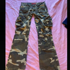 Lågmidjade militär byxor - Lågmidjade militär byxor. Förstörda längst ner på bak benen. 