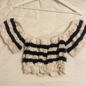 Topp från zara - Storlek S. Jättebra skick (används en gång). Slutsåldfrpn zara . Skriv💕💕