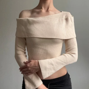 Off-shoulder - One off-shoulder. Från asos. Beiga. Kliar/sticks inte. Stolek 36.