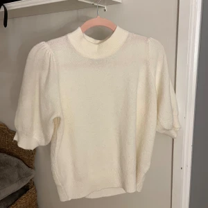 Tröja  - Jättesöt vit stickad tröja med korta ärmar. Den är i storlek L men skulle säga att den passar XS-L. Bara använd ett fåtal gånger så den är i väldigt bra skick. Köpare står för frakt och pris är diskuterbart💕