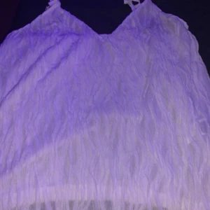 Vit linne - Så skön material, men lite för stor på mig och inte exakt min typ av kläder, så fin till en middag eller stranden. Aldrig använt