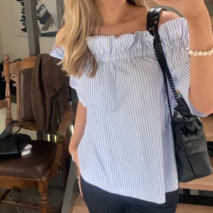 Offshoulder blus - Jättefin offshoulder blus från norr!🐳🦕