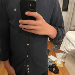 MORRIS SKJORTA  - Skick 6/10 | lite urtvättad | en defekt som man ser på tredje bilden | annars är den jättebra | nypris 1299kr, mitt pris 300kr | perfekt för skolstarten 