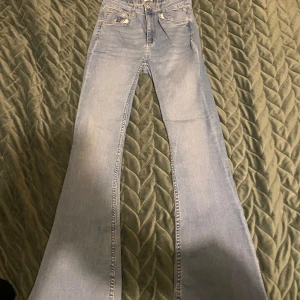 Flared jeans  - Längd: ~ 107 cm Bred på the flare: 20 cm  Längden på the waist: 33cm  Väldigt strechigt material ändå om det är skinny först.  Användt bara 2 gånger ser fortfarande ut som nya 
