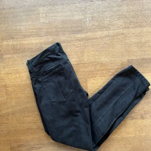 Premium Jeans ASKET - Säljer dessa premium jeans från kvalitets märket ASKET till ett dunderpris. Nypris kostar de 1500kr jag säljer de för endast 399. Tveka inte på att höra av dig vid frågor eller funderingar!