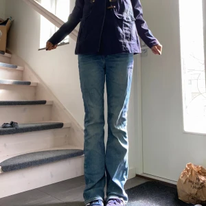 Lågmidjade Lee blå jeans  - Säljer mina älskade jeans från Lee, Lågmidjade botcut. Sitte perfekt och är svåra att få tag i! Säljer då jag dock har många jeans som nästan ser likadana ut 😓. 