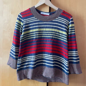 Stickad tröja  - Fin randig stickad tröja i bra skick som är så mysig och höstig. Tyvärr passar den inte mig. 