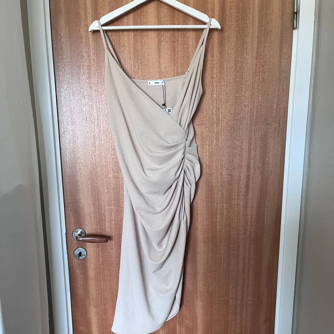 Beige klänning från MNG