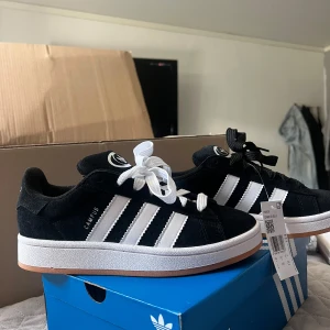 Adidas Campus 00’s - Helt nya Adidas Campus 00s i svart, storlek 38, med lapparna på! Både vita och svarta skosnören ingår 🥰Pris kan diskuteras vid snabbt köp