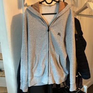 Burberry zip hoodie - Tja säljer denna riktigt feta populära Burberry zip hoodien, snören saknas tyvärr. Äkta och inge defekter hör av vid funderingar!😃