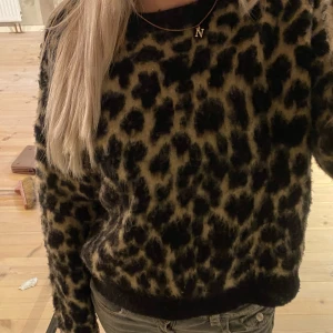 Leopard Tjocktröja - Snygg leopard tjocktröja, kan behövas nu till hösten 😆  Passar nog XXS-S  Skick är 10/10
