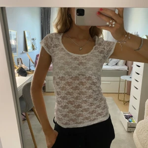 Vit Spets topp - Helt ny spets topp med prislappen kvar. Nypris är 242kr