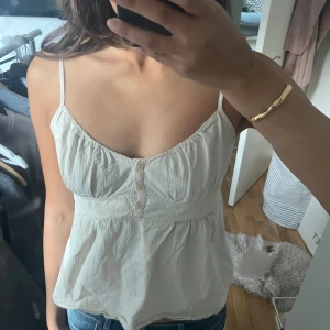 Gulligt Linné från brandy Melville - Linne i onesize men skulle säga att det är en storlek xs/s beroende på hur man vill att det skall sitta 