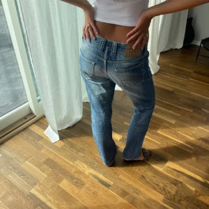 Blå jeans med slitningar - Fina blå jeans med slitning på knät. Älskar passformen, men de satt inte som jag tänkte på mig- därför säljer jag. 🧡🧡🧡🧡                                     Se lagning på bild tre!                                               Midjemått: 43 cm                                                              Innerbenslängd: 79 cm