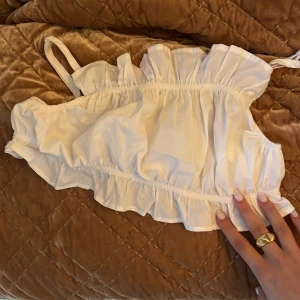 Super gullig vit topp från H&M🤍 - Bra skick, använd endast ett fåtal gånger!  Den är perfekt till sommaren ☀️Passar mig superbra som är xs-s💗