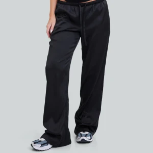 Satin byxor - Populära satin byxor från BikBok som är helt slutsåld. De är midwaist. Endast testade så prislapp finns kvar!