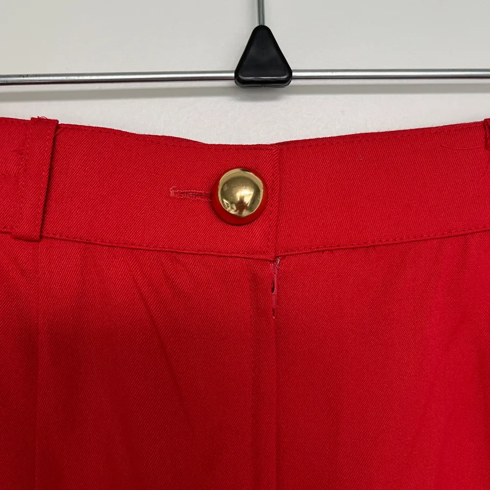 Elegant kjol, säljer för att jag inte har användning för den. Hameet.