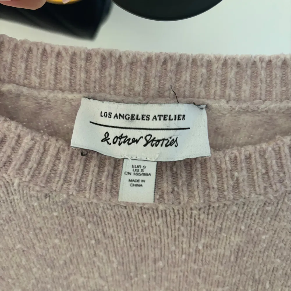 Supersöt stickad croppad tröja som är typ ljusrosa/lila! Skitsnygg och bra skick fast lite nopprig. Köpt på & other stories 💕💕. Neuleet.