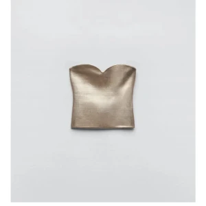 Guldig zara topp - Så snygg populär guldig zara topp, aldrig använd ❤️använd gärna ”köp nu”