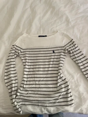Ralph Lauren tröja  - En snygg vanlig tröja som inte kommit till användning, knappt använd och som ny, inga defekter 🥰