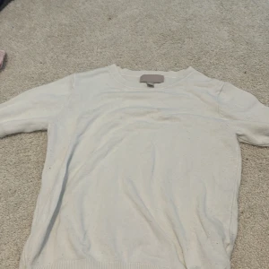 Stickad t-shirt - Säljer min stickade T-shirt från hm, den har en liten fläck i mitten