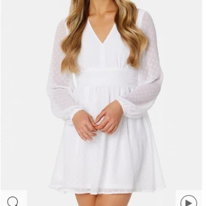 Vit klänning  - Säljer denna superfina vita klänningen från bubbleroom då jag inte har nån användning för de längre. Den är endast använd en gång och är i ett väldigt bra skick! Nypris 699:)